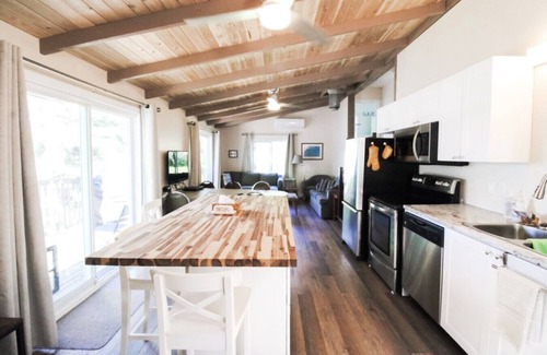 Frontenac House | Private Lakeside Cottage