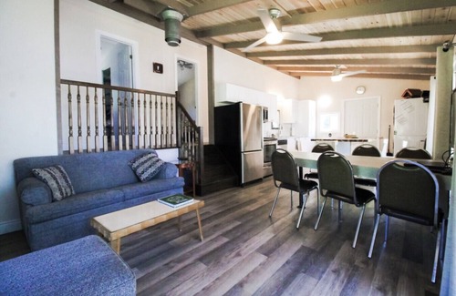 Frontenac House | Private Lakeside Cottage
