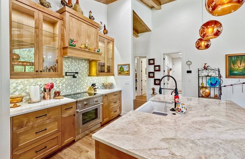 Donnelly House | Private Lakeside Lounge W/Hot Tub