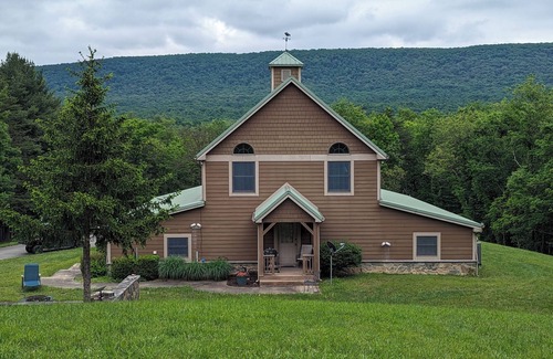 Berkeley Springs Cabin | Private, light filled retreat space.n with your own pickleball court!
