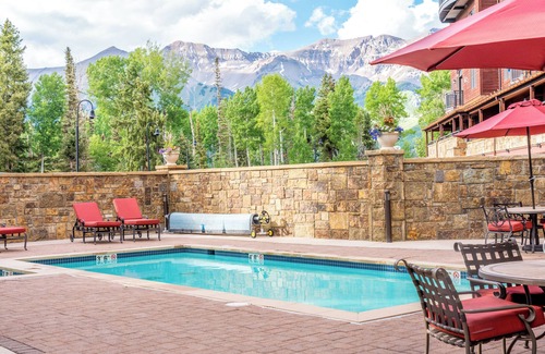 Mountain Village Hotel | Private Lock-Off King Room at the Bear Creek Lodge