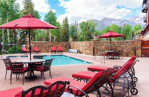 Mountain Village Hotel | Private Lock-Off King Room at the Bear Creek Lodge