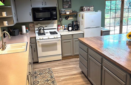 Marseilles Apartment | Private Lower Apt & Short Term Stay-Dog Friendly!