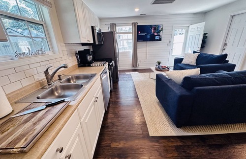 Charleston House | Private luxury studio- 10 mins downtown and Folly