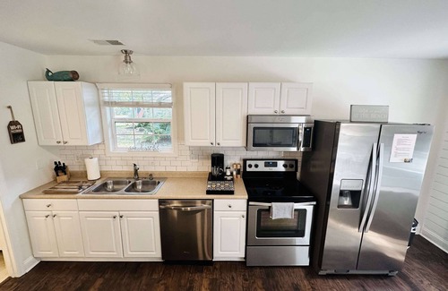 Charleston House | Private luxury studio- 10 mins downtown and Folly