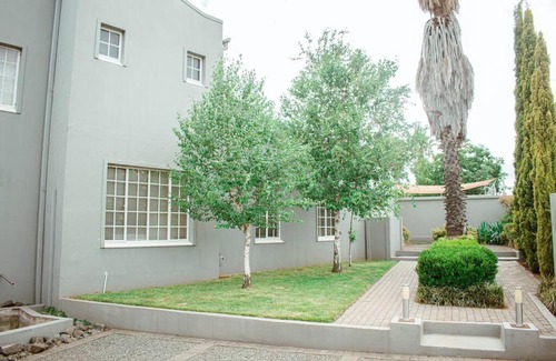 Bloemfontein Villa | Private luxurious 3 bedroom complete house