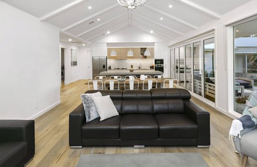 Flinders House | Private, Luxurious Flinders Holiday House with Tennis Court