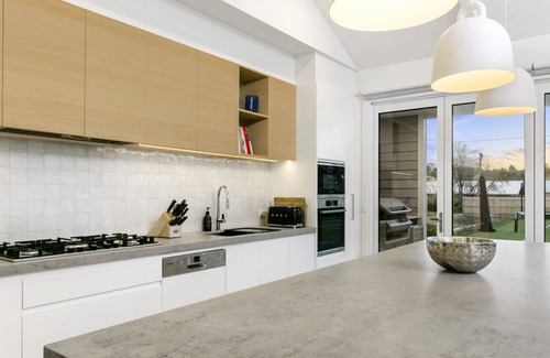 Flinders House | Private, Luxurious Flinders Holiday House with Tennis Court