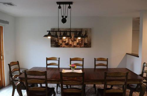 Highland House | Private Luxury 4BR Home in Highland Perfect for Family Groups & Nature Lovers