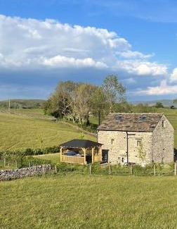 Airton House | PRIVATE LUXURY Barn Stay with Hot Tub and OUTDOOR ENTERTAINMENT, YORKSHIRE DALES SLEEPS 10!