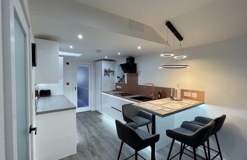 Hamworthy Apartment | Private Luxury By The Sea, With A Personal Gym, Hot Tub, And Free Parking!