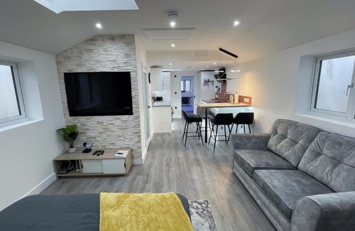 Hamworthy Apartment | Private Luxury By The Sea, With A Personal Gym, Hot Tub, And Free Parking!