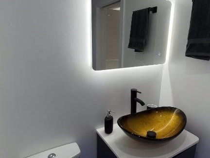 Hamworthy Apartment | Private Luxury By The Sea, With A Personal Gym, Hot Tub, And Free Parking!