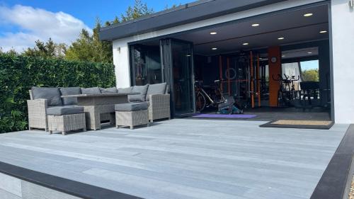 Hamworthy Apartment | Private Luxury By The Sea, With A Personal Gym, Hot Tub, And Free Parking!