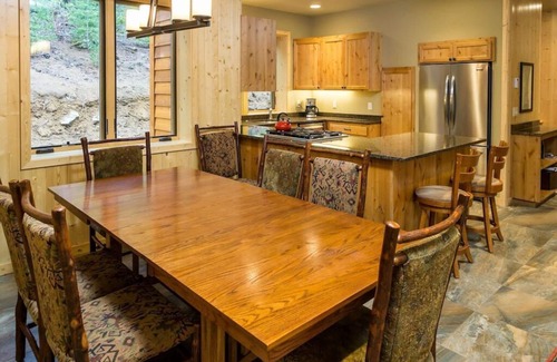 Bend Cabin | Private Luxury Cabin on Private Lake w/Hot Tub & Amazing - Bend