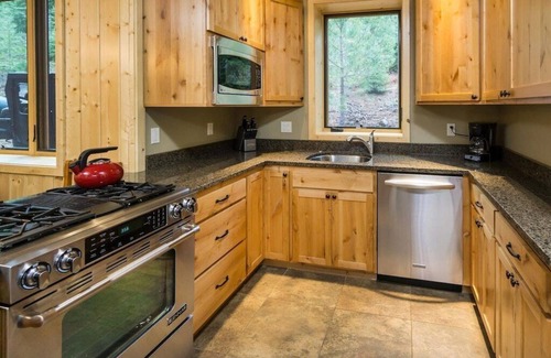 Bend Cabin | Private Luxury Cabin on Private Lake w/Hot Tub & Amazing - Bend