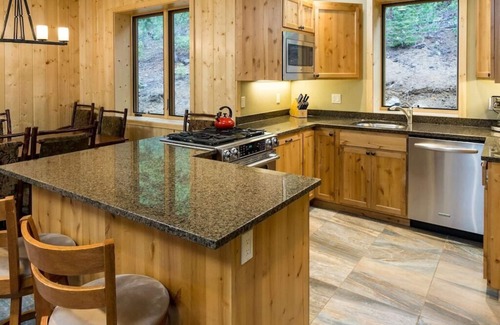 Bend Cabin | Private Luxury Cabin on Private Lake w/Hot Tub & Amazing - Bend