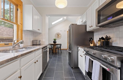 Edgewater House | Private - Luxury - Fire Pit - Dogs - EV - Bidet