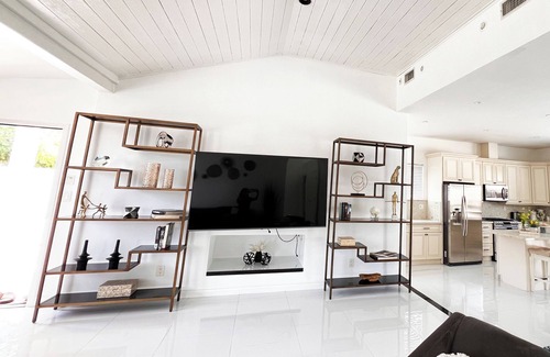 Tarzana Hotel | Private Luxury Home w/5 Beds and Large Backyard