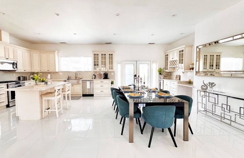 Tarzana Hotel | Private Luxury Home w/5 Beds and Large Backyard