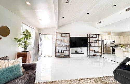 Tarzana Hotel | Private Luxury Home w/5 Beds and Large Backyard