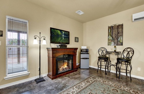 Fredericksburg Cottage | Private Luxury Retreat With Hot Tub 10mins To Fred!