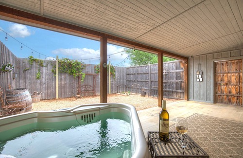 Fredericksburg Cottage | Private Luxury Retreat With Hot Tub 10mins To Fred!