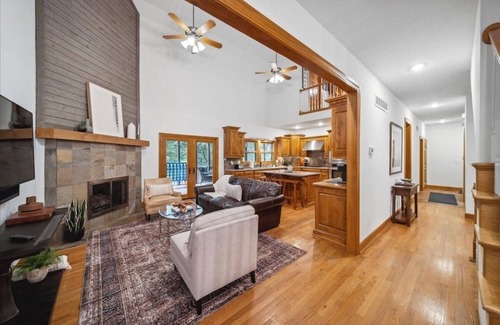 Belton House | Private Luxury Retreat on 12 Acres w/Hot Tub