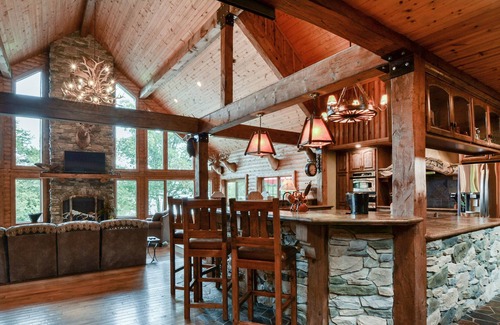 Marmaros House | Private Luxury Lakefront Lodge-Hot Tub~ HUGE Pool~Theater~Close to Branson