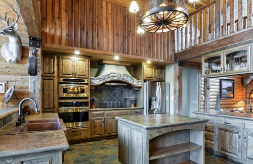 Marmaros House | Private Luxury Lakefront Lodge-Hot Tub~ HUGE Pool~Theater~Close to Branson
