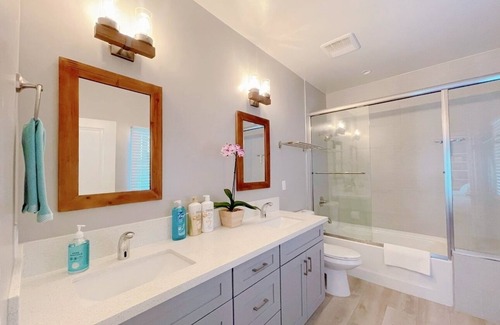 El Monte House | Private Master bedroom with Private bathroom