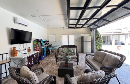 Pumpkin Center House | Private Master Suite, Bath & Pool House!