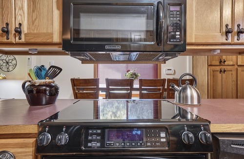 Tillamook House | Private Master Suite~ 3 king beds, Hike off the property *NEW HOT TUB
