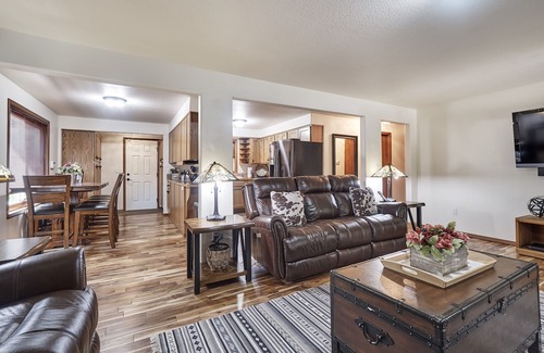 Tillamook House | Private Master Suite~ 3 king beds, Hike off the property *NEW HOT TUB