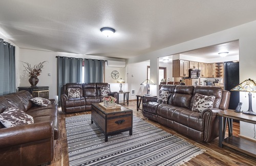 Tillamook House | Private Master Suite~ 3 king beds, Hike off the property *NEW HOT TUB