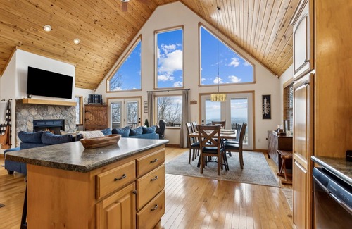 Murphy Cabin | Private Mountain Cabin Retreat 1.5 acres, Amazing Views, Hot Tub, STARLINK Wifi
