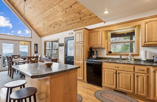 Murphy Cabin | Private Mountain Cabin Retreat 1.5 acres, Amazing Views, Hot Tub, STARLINK Wifi