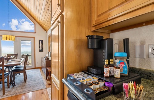 Murphy Cabin | Private Mountain Cabin Retreat 1.5 acres, Amazing Views, Hot Tub, STARLINK Wifi