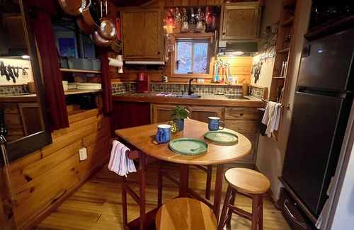 Franklin Cottage | Private Mtn Love Shack w/fast wifi, BBQ & view