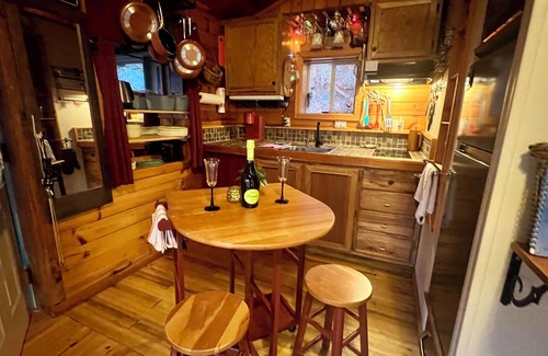 Franklin Cottage | Private Mtn Love Shack w/fast wifi, BBQ & view