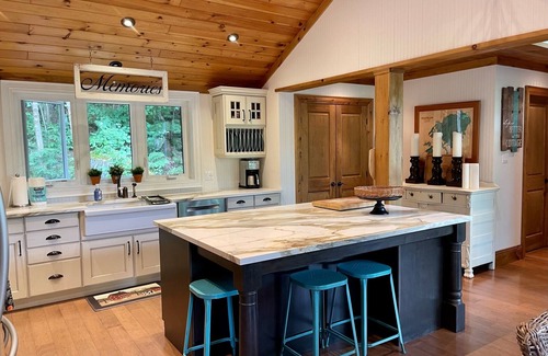 Utterson Cottage | Private Muskoka Island Getaway 6 BR on Skeleton Lake New Boathouse and Fast WiFi