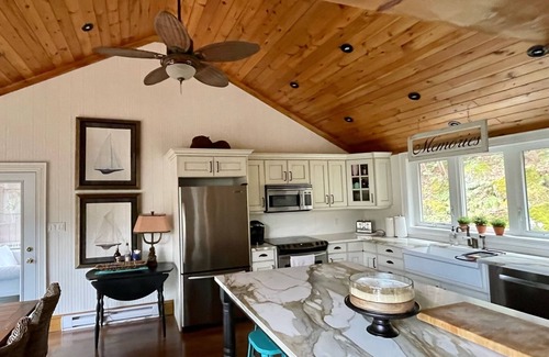 Utterson Cottage | Private Muskoka Island Getaway 6 BR on Skeleton Lake New Boathouse and Fast WiFi