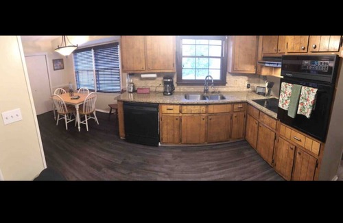Lawrenceville Cabin | Private & Nature-packed Cabin in Gwinnett, ATL < 30mi. 65” Samsung 4K TV.