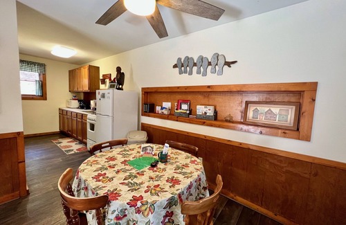 Lyndhurst Cabin | Private One Bedroom by Mountain Stream