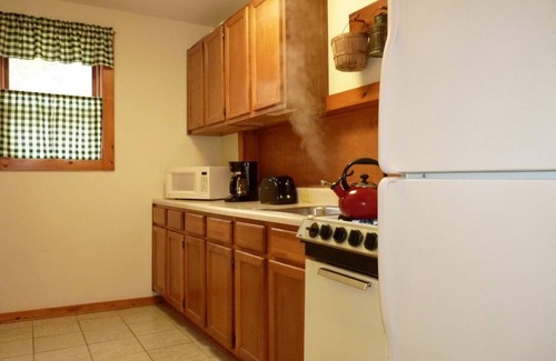 Lyndhurst Cabin | Private One Bedroom by Mountain Stream