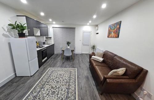 Woodhouse Apartment | Private One Bedroom Flat in Barnet, London