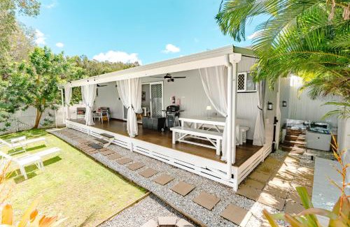 Coolum Beach House | Private Outdoor Spa, Fire Pit, Cinema Room - THE COTTAGE COOLUM BEACH