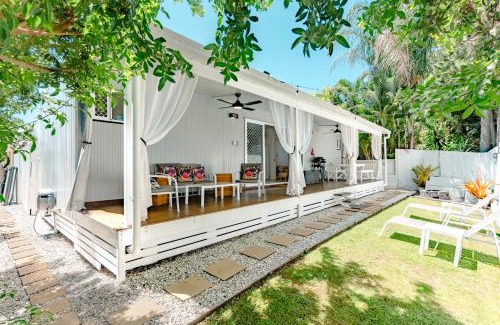 Coolum Beach House | Private Outdoor Spa, Fire Pit, Cinema Room - THE COTTAGE COOLUM BEACH