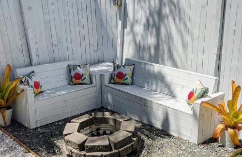 Coolum Beach House | Private Outdoor Spa, Fire Pit, Cinema Room - THE COTTAGE COOLUM BEACH