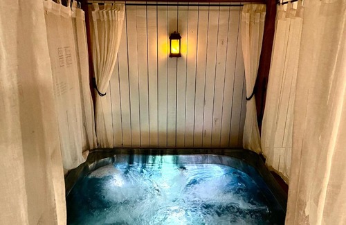 Coolum Beach House | Private Outdoor Spa, Fire Pit - THE RETREAT COOLUM BEACH